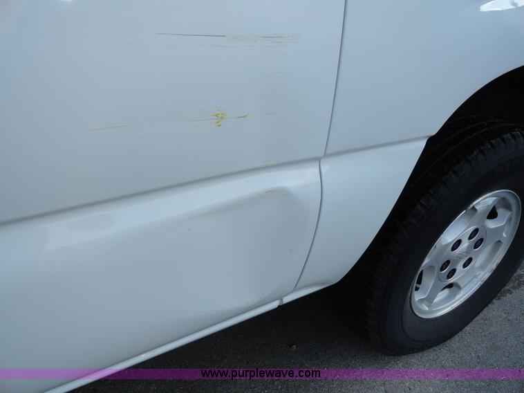 image for item A3202 2006 Chevrolet Suburban 1500 SUV