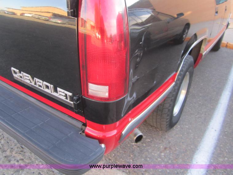 image for item B3004 1997 Chevrolet Suburban 1500 SUV