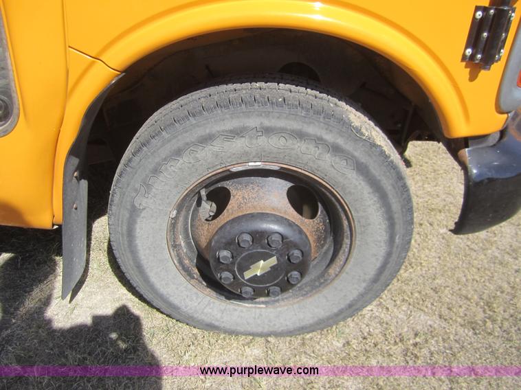 image for item B3019 2001 Chevrolet Express G3500 school bus