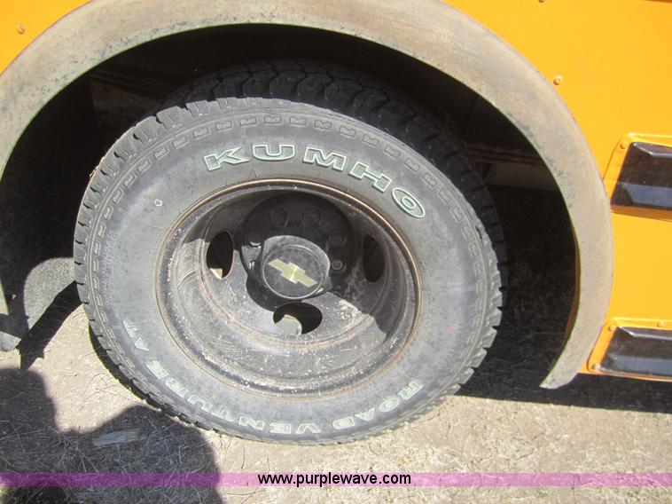 image for item B3019 2001 Chevrolet Express G3500 school bus