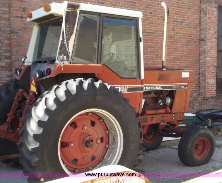 image for item B5015 International 186 tractor