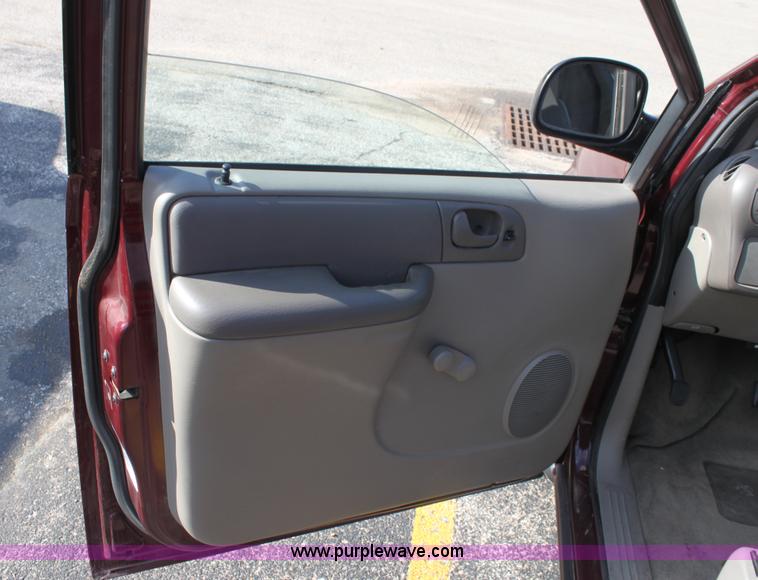 image for item B8502 2003 Dodge Caravan mini van