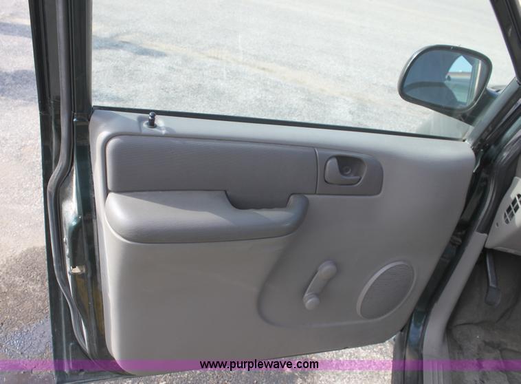image for item B8504 2001 Dodge Caravan SE mini van
