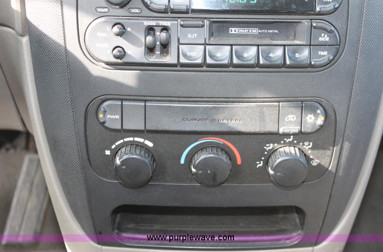 image for item B8504 2001 Dodge Caravan SE mini van