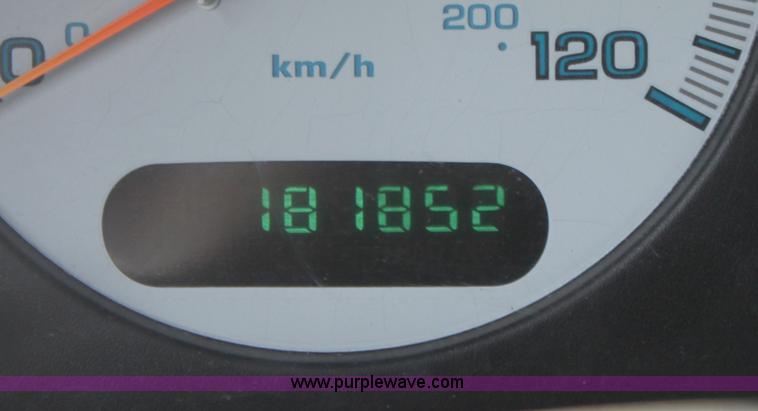 image for item B8504 2001 Dodge Caravan SE mini van