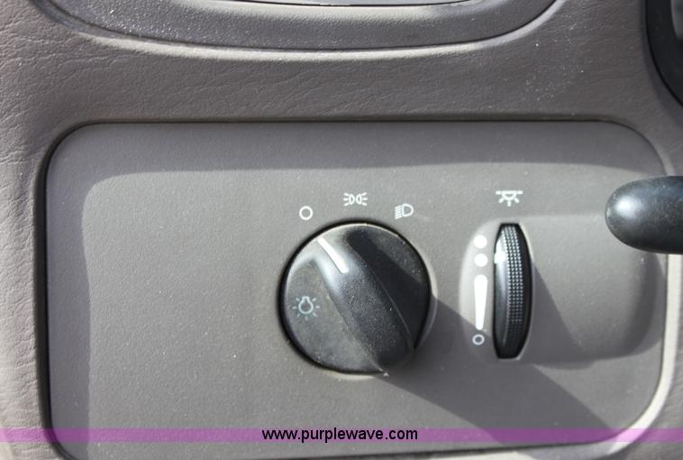 image for item B8504 2001 Dodge Caravan SE mini van