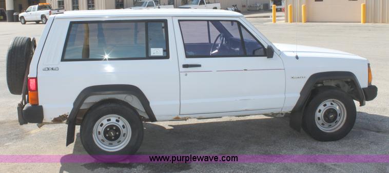 image for item B8506 1991 Jeep Cherokee SUV