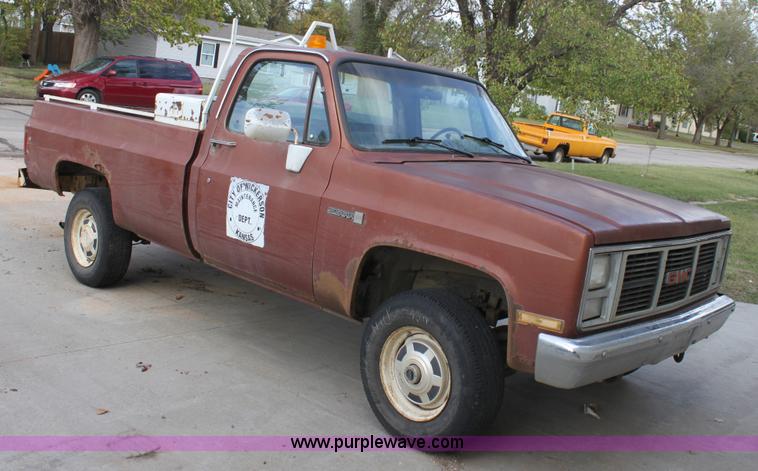 image for item B8509 1986 GMC Sierra 2500 pickup truck