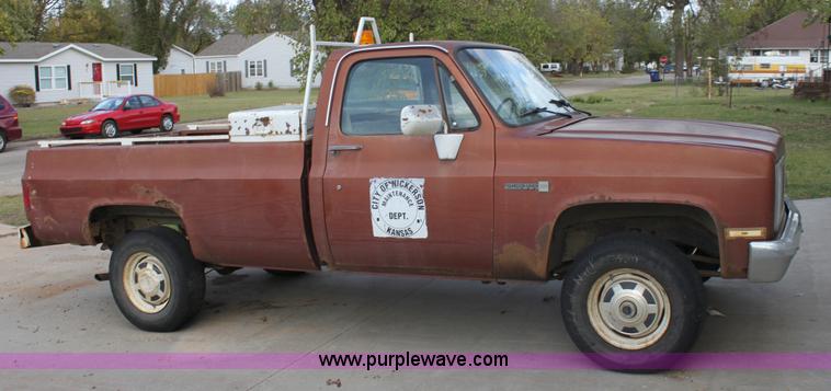 image for item B8509 1986 GMC Sierra 2500 pickup truck