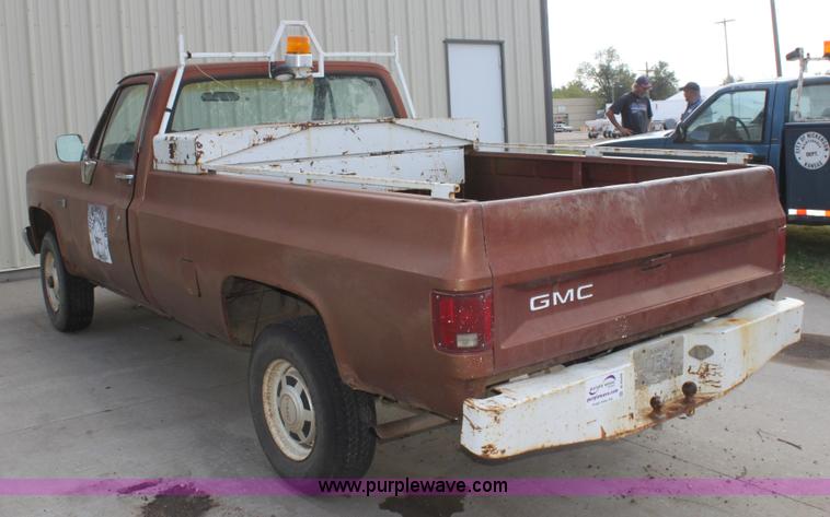 image for item B8509 1986 GMC Sierra 2500 pickup truck