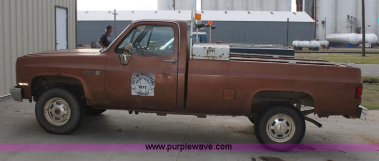 image for item B8509 1986 GMC Sierra 2500 pickup truck