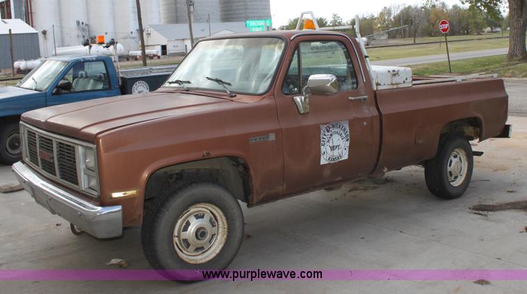 image for item B8509 1986 GMC Sierra 2500 pickup truck