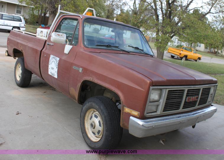 image for item B8509 1986 GMC Sierra 2500 pickup truck
