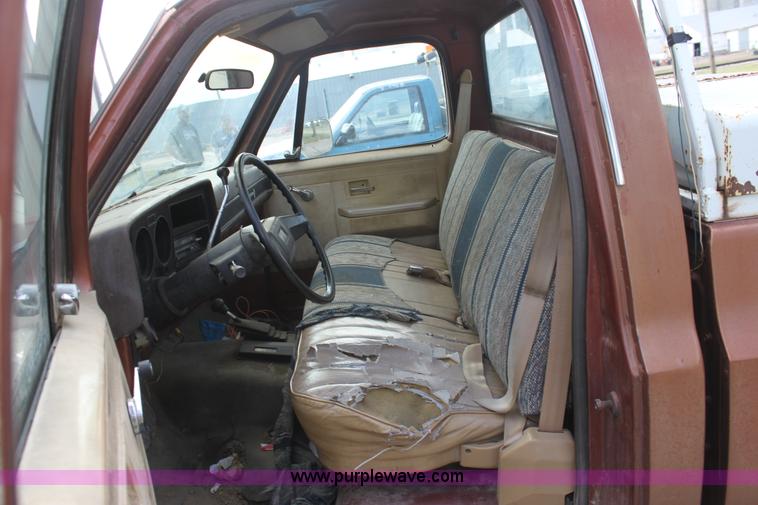 image for item B8509 1986 GMC Sierra 2500 pickup truck