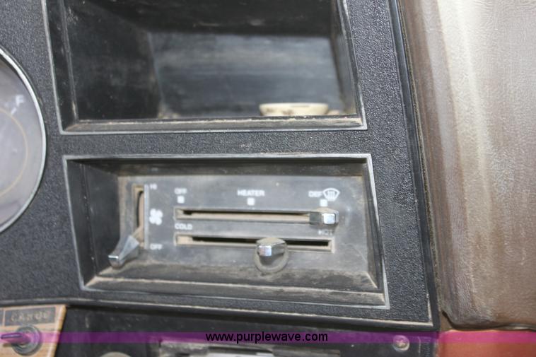 image for item B8509 1986 GMC Sierra 2500 pickup truck