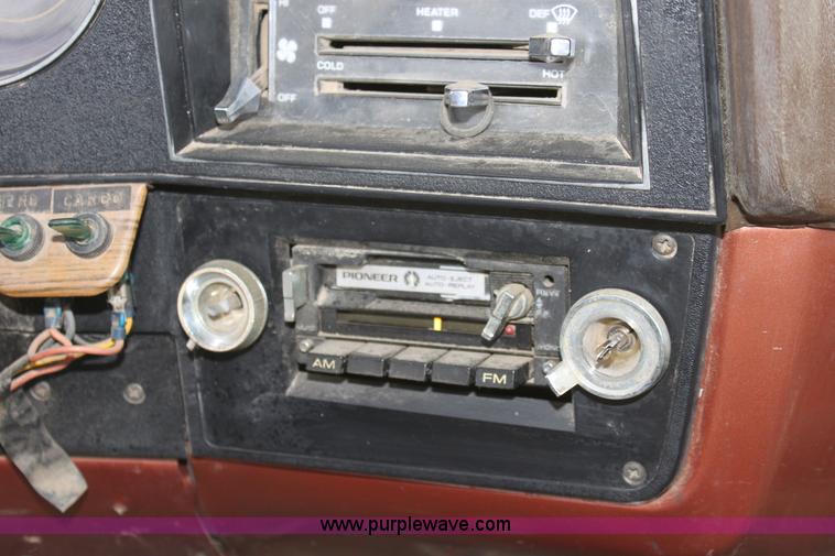 image for item B8509 1986 GMC Sierra 2500 pickup truck