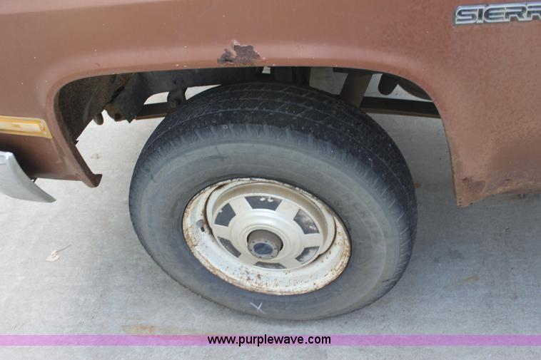 image for item B8509 1986 GMC Sierra 2500 pickup truck