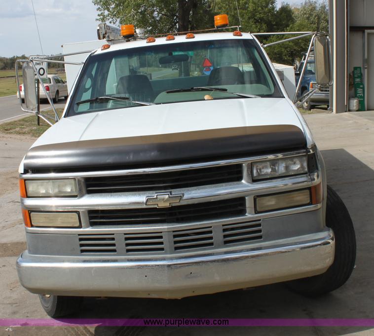 image for item B8511 1995 Chevrolet 3500HD pickup truck