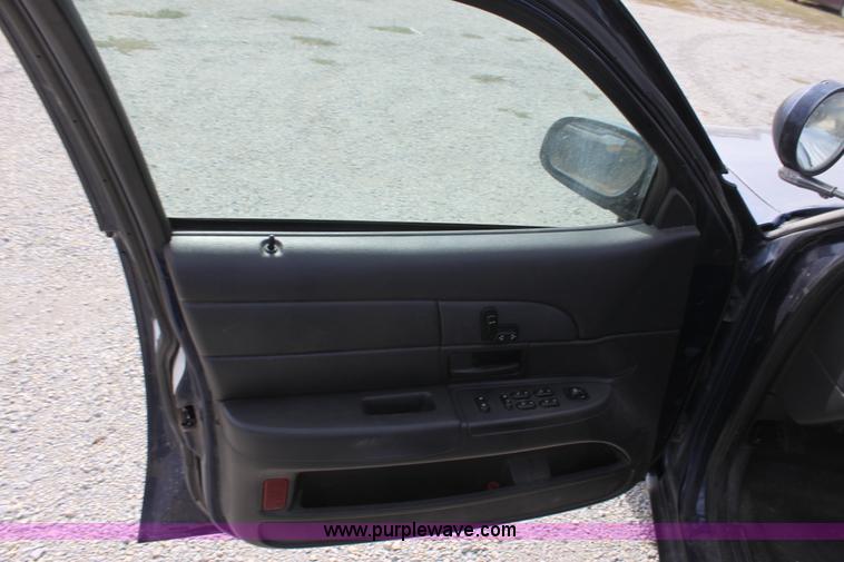 image for item B8602 2005 Ford Crown Victoria Police Interceptor