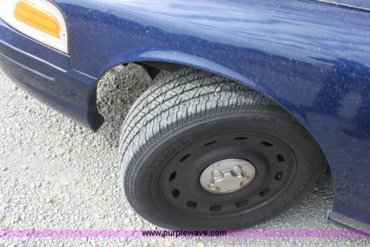 image for item B8602 2005 Ford Crown Victoria Police Interceptor