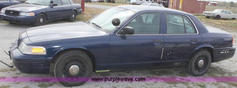 image for item B8606 2004 Ford Crown Victoria Police Interceptor