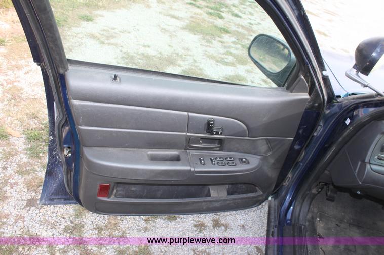 image for item B8606 2004 Ford Crown Victoria Police Interceptor