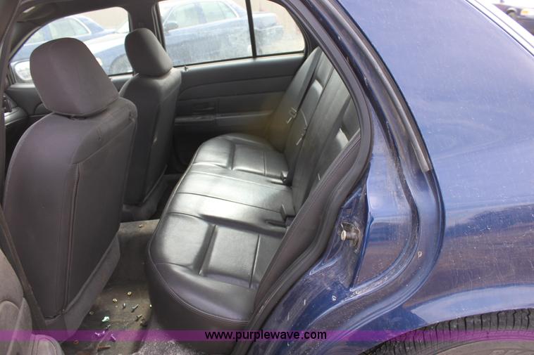 image for item B8606 2004 Ford Crown Victoria Police Interceptor