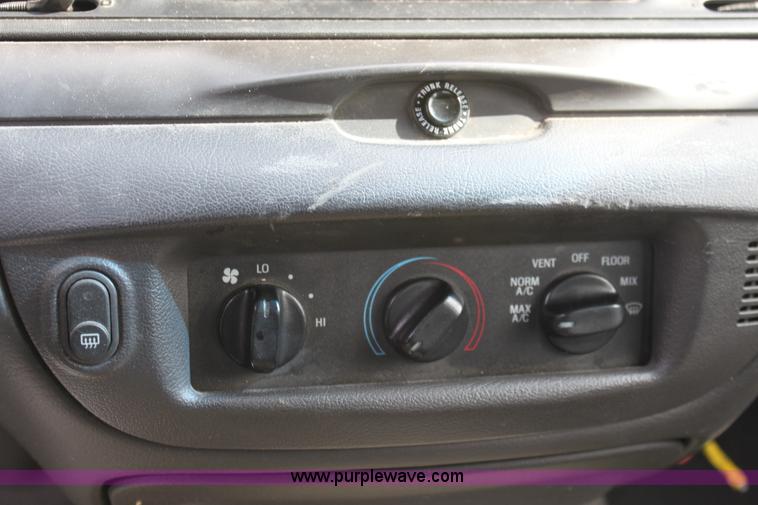 image for item B8606 2004 Ford Crown Victoria Police Interceptor