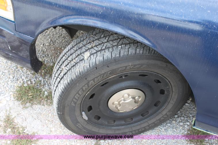 image for item B8606 2004 Ford Crown Victoria Police Interceptor