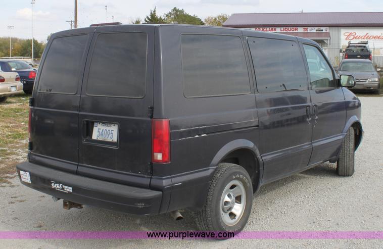image for item B8614 2001 Chevrolet Astro LS van