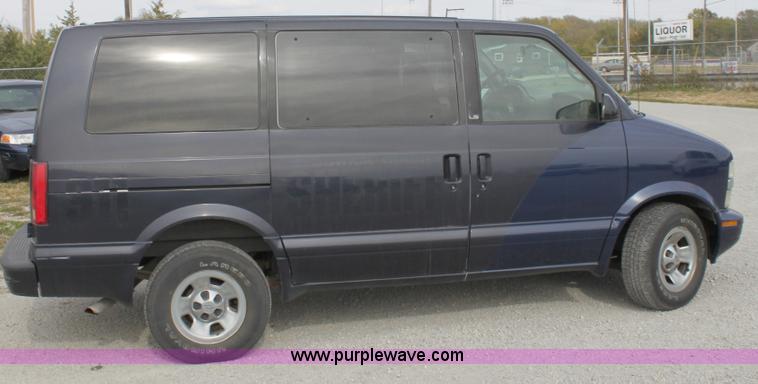 image for item B8614 2001 Chevrolet Astro LS van