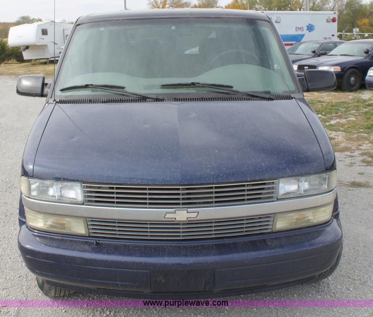 image for item B8614 2001 Chevrolet Astro LS van