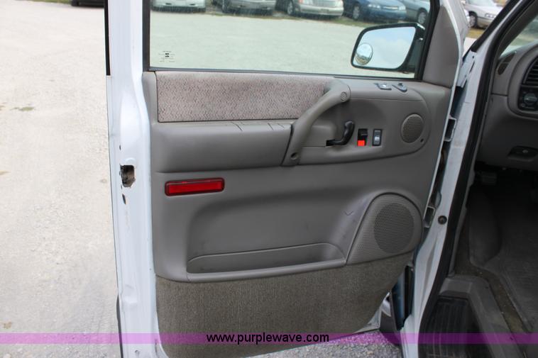 image for item B8614 2001 Chevrolet Astro LS van