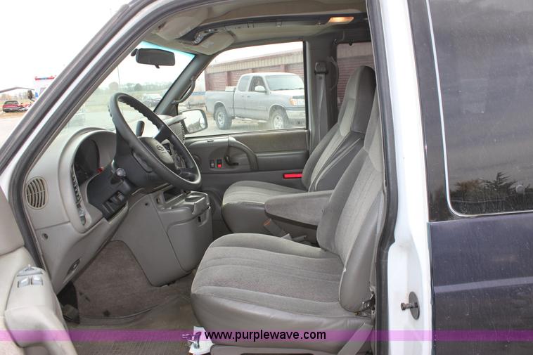 image for item B8614 2001 Chevrolet Astro LS van