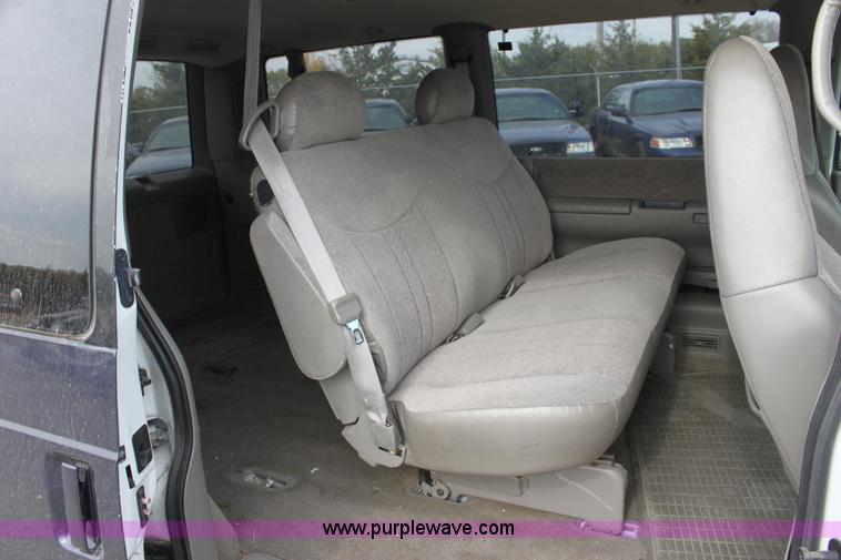 image for item B8614 2001 Chevrolet Astro LS van