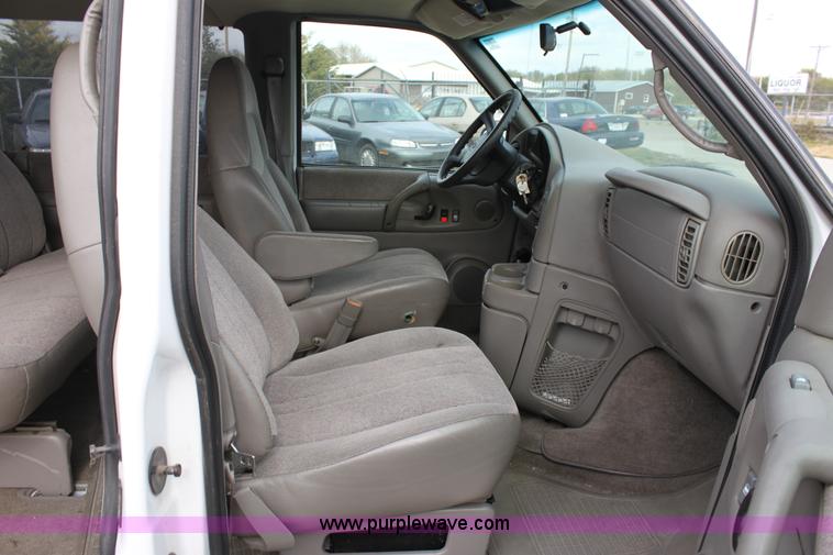 image for item B8614 2001 Chevrolet Astro LS van