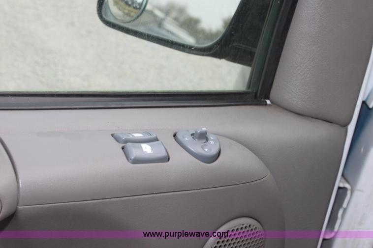 image for item B8614 2001 Chevrolet Astro LS van