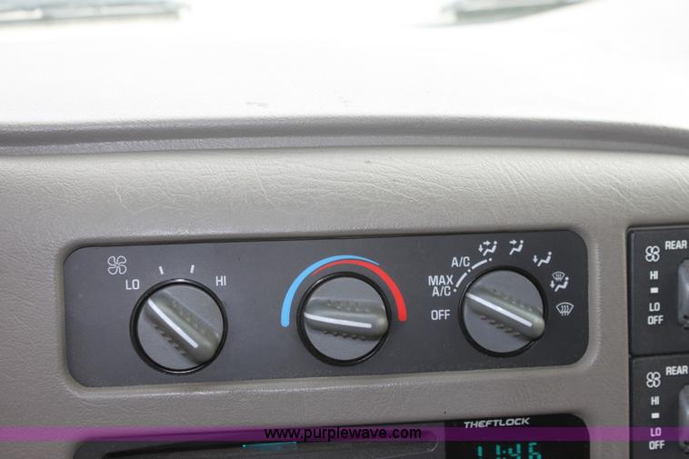 image for item B8614 2001 Chevrolet Astro LS van