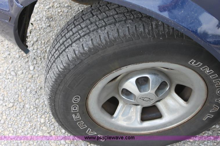 image for item B8614 2001 Chevrolet Astro LS van