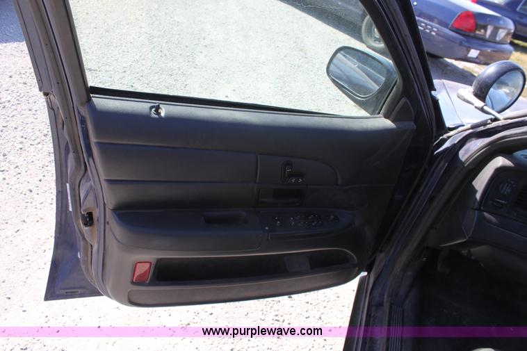 image for item B8637 2006 Ford Crown Victoria Police Interceptor