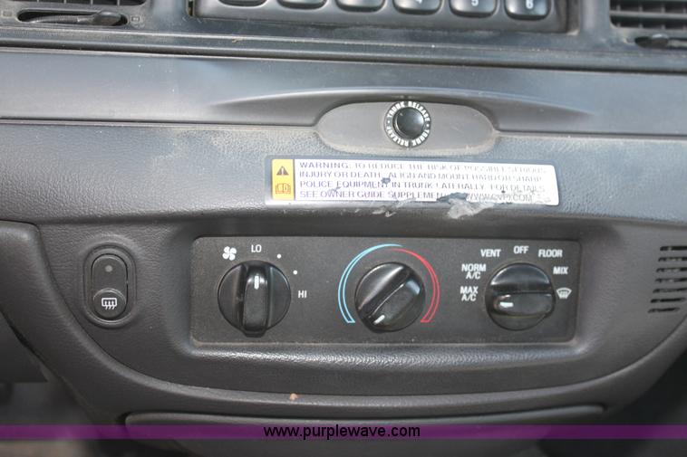 image for item B8637 2006 Ford Crown Victoria Police Interceptor