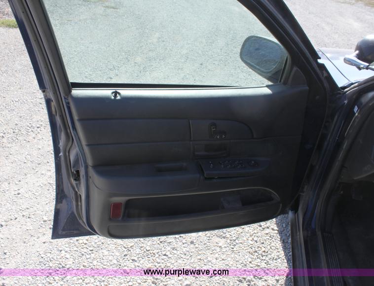 image for item B8638 2004 Ford Crown Victoria Police Interceptor
