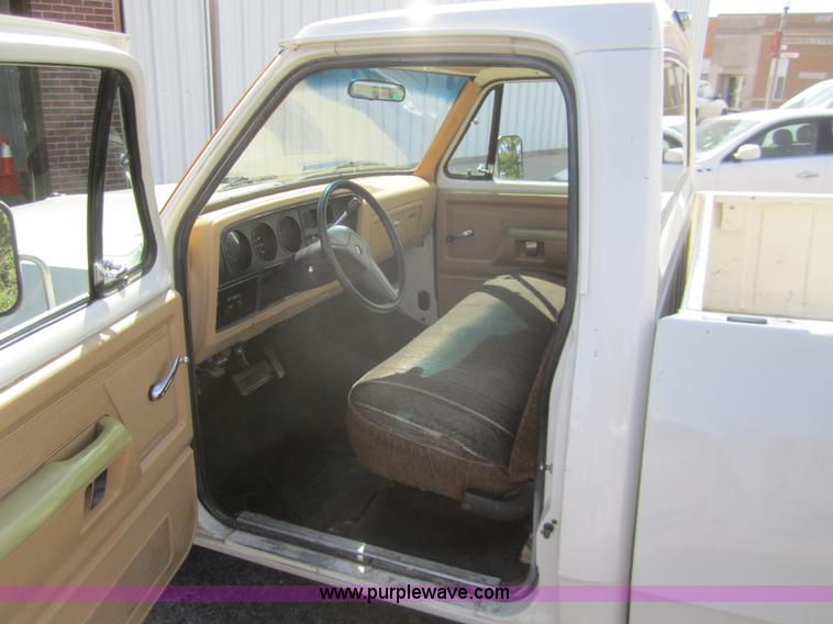 image for item C9865 1987 Dodge Ram 150 pickup truck
