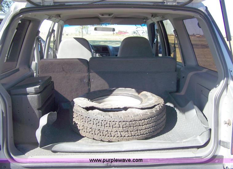 image for item D8533 1992 Ford Explorer XLT SUV