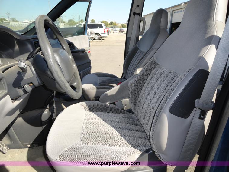 image for item F9413 1999 Chevrolet Venture LS mini van