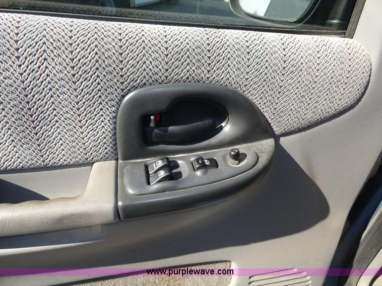 image for item F9413 1999 Chevrolet Venture LS mini van