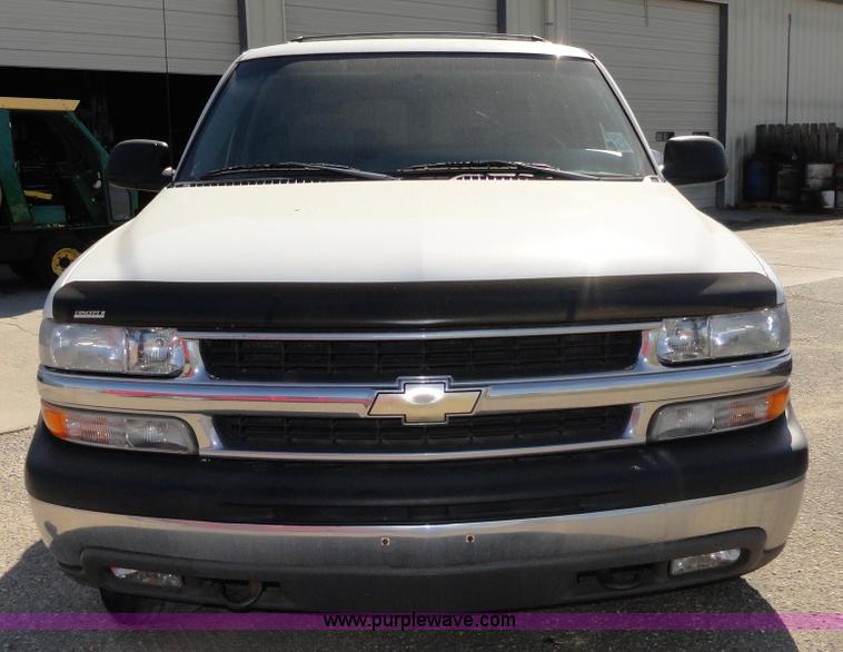 image for item F9415 2002 Chevrolet Suburban 1500 LS SUV