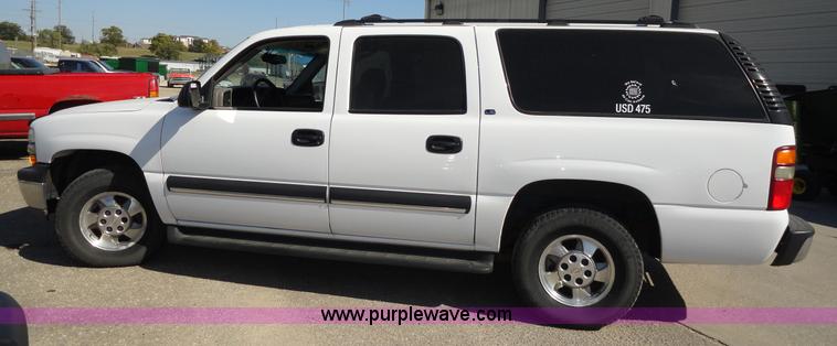 image for item F9415 2002 Chevrolet Suburban 1500 LS SUV