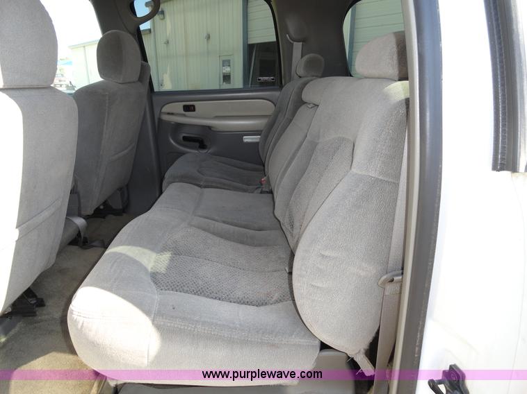 image for item F9415 2002 Chevrolet Suburban 1500 LS SUV