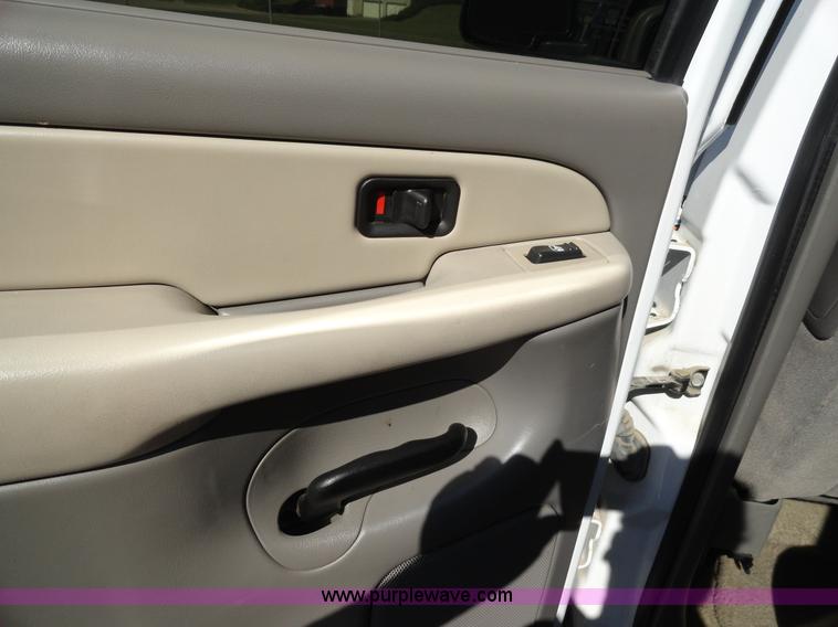 image for item F9415 2002 Chevrolet Suburban 1500 LS SUV